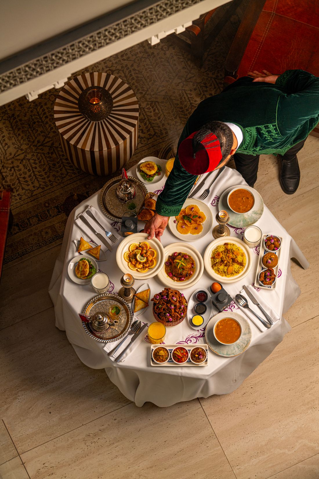 Een feestelijk gedekte ronde tafel met Marokkaanse gerechten